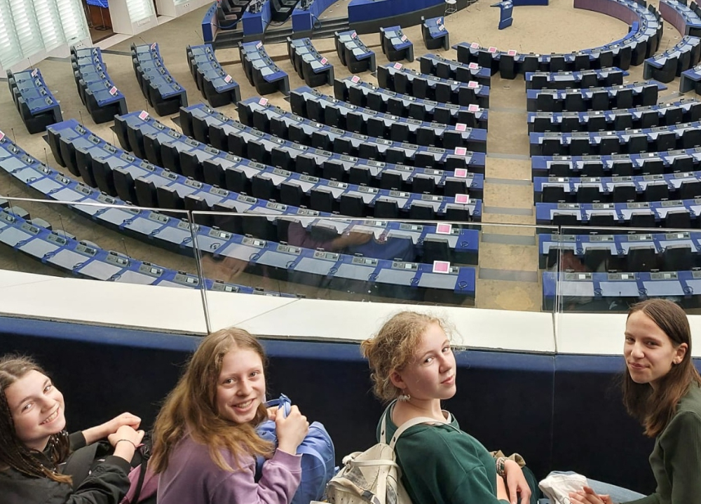 Schülerinnen im europäischen Parlament
